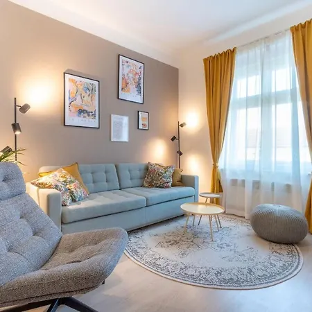 Cozy Near The Old Town Square דירה